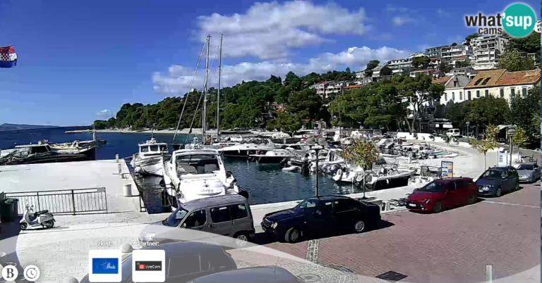 Kamera Brela, přístav